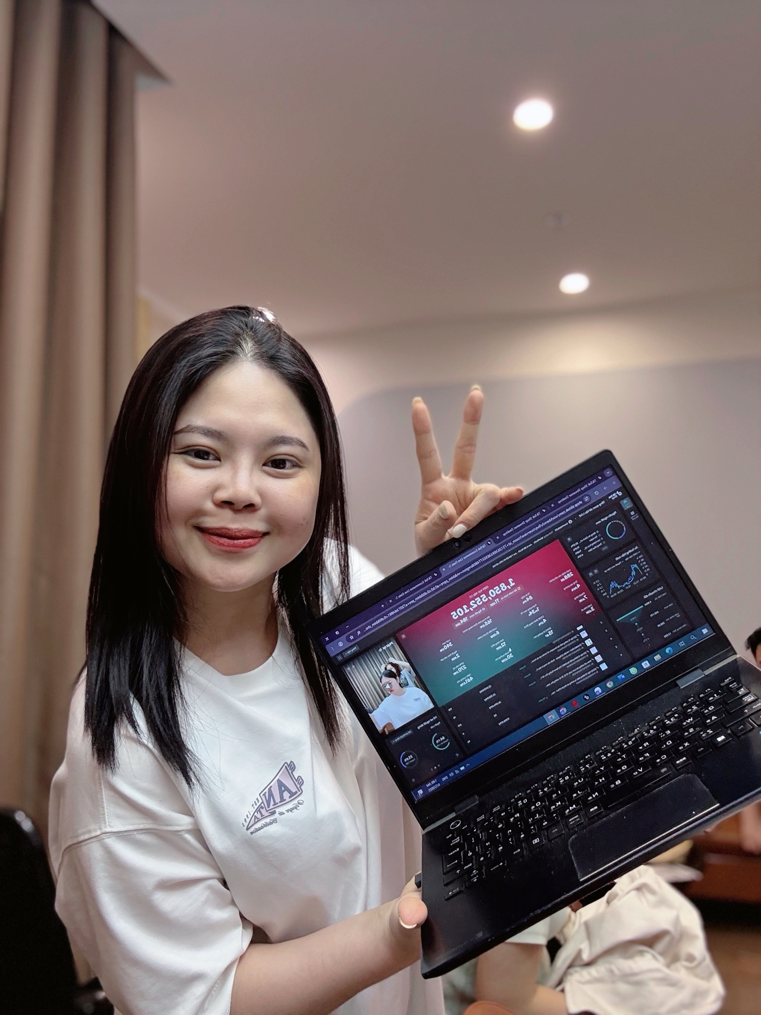 Lan Anh (Lan Anh Daily) — cô gái xây thương hiệu cá nhân tối giản, bên màn hình phiên livestream